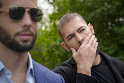 Andrew Tate (rechts) und sein Bruder Tristan wurden wegen sexueller Ausbeutung von Frauen in Bukarest angeklagt..