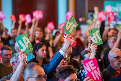 Zum Wahlforum konnten die Gäste mit Karten abstimmen, wie sie ein Thema bewerten.