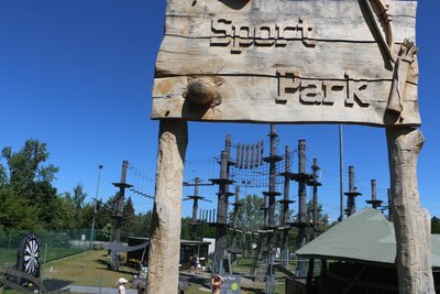 Sport-Park mit Hochseilgarten.