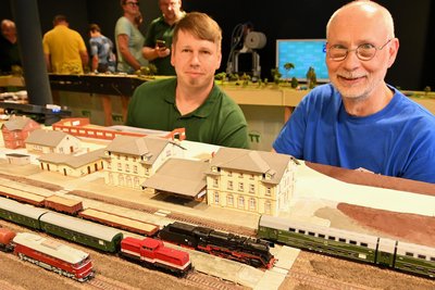 Andy Schwarz (l.) und Harry Schubert aus Zeitz am Rochlitzer Bahnhof im TT-Maßstab.
