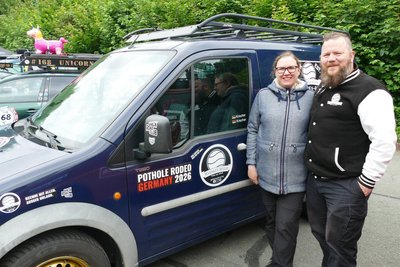 Statt mit Moped ist Manuel Krischer diesmal mit einem Ford Transit unterwegs – und mit Frau Katrin.