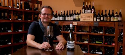  Auf ein Glas: Janek Schumann in seinem Lokal "Weinwirtschaft" in Lichtenwalde. Besonders faszinieren ihn gereifte, alte Weine, "mit denen man in andere Jahrzehnte eintaucht", wie er sagt. So könne man sich Geschichte verinnerlichen. 