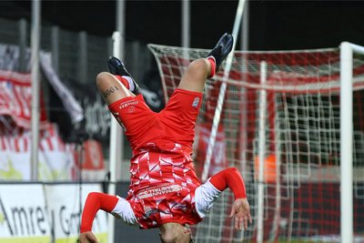 Torjubel nach dem 2:2: Für Lucas Will war es der erste Viertligatreffer im Trikot der Rot-Weißen.