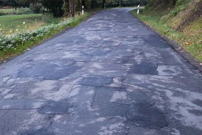 Schlaglochpisten wie die Ortsdurchfahrt in Hammerleubsdorf zählen zu den Sorgenkindern des Landkreises, weil das Geld fehlt, sie in Ordnung zu bringen.