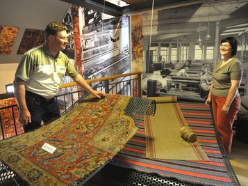 Diana und Mario Weller aus Neuensalz haben am Dienstag das Teppichmuseum in Oelsnitz besucht. Die Schau ist eng mit der Industriegeschichte der Stadt verbunden. Unter anderem gibt es dort einen Knüpfteppich um 1933 (links), einen Badvorleger in Axminstertechnologie um 1950 (rechts unten, beides Koch & the Kock) sowie einen Papierläufer um 1940 zu sehen.