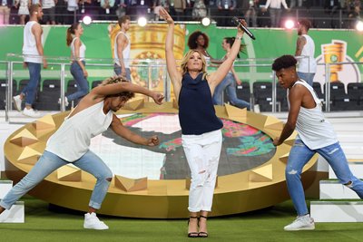 Helene Fischer singt in der Halbzeitpause beim DFB-Pokal.