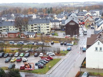 Weitere Polizeifahrzeuge in der Nähe der betroffenen Schule.