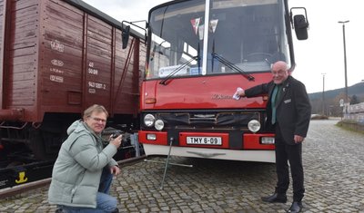 Ein Ikarus-Bus - Baujahr 1989 - war am Wochenende im Schienenersatzverkehr der Fichtelbergbahn unterwegs. Fahrer Thomas Mothes (r.) brachte für Fotos von Andreas Fischer sogar das frühere Nummernschild an.