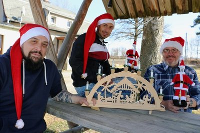 Gut vorbereitet auf den Weihnachtsmarkt sind Erik Herrmann, Marcel Schneider und Sven Ehrhardt (von links). Ab 14 Uhr wird es am Sonntag am Bürgerhaus in Schönberg weihnachtlich zugehen. 