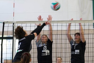 Gegen Freiberg konnten die Union-Damen um Rosi May (M.) und Melanie Schönfeld (r.) einen klaren Sieg einfahren, im zweiten Spiel schrammten sie zweimal knapp an einem Satzgewinn vorbei, sodass es am Ende doch deutlich wurde.