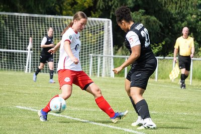 Pauline Alter (links) erzielte im letzten Saisonspiel das zwischenzeitliche 3:1 für den DFC Westsachsen Zwickau.