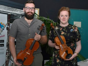 Philipp Koch aus dem Vogtland und Hannah Weidauer aus dem Erzgebirge widmeten sich in ihren Abschlussarbeiten dem vogtländischen Streichinstrumentenbau - und bauten eine Viola beziehungsweise Violine. 