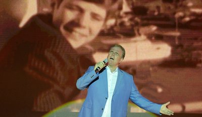 Hein Simons, besser bekannt als Heintje, ist bei der Schlager-Hitparade im Kulturhaus in Aue aufgetreten. Rund 350 Gäste ließen sich den Sänger unter2G-Bedingungen (geimpft oder genesen) nicht entgehen. Vor allem mit seinen älteren Liedern konnte Hein Simons punkten. Auch andere Künstler wussten zu unterhalten. 