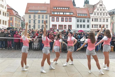Tanzeinlagen der Roten Funken gab es für das Publikum zum Faschingsauftakt, den der Freiberger Karneval Klub mit einem Programm am Rathaus einläutete.