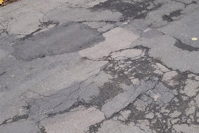 Jährlich erhält der Kreis für Bauarbeiten an seinen Straßen (Bild: Hammerleubsdorf) rund 6 Millionen Euro Fördergeld vom Land: Das reicht für Arbeiten auf maximal 5 Kilometern Länge - bei 712 Kilometern Kreisstraßen.