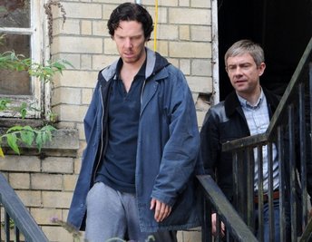 So rumpelig sieht Holmes aus, wenn ihn Watson aus einer Drogenhöhle rausbefördert. Szene mit Benedict Cumberbatch (l.) als Sherlock Holmes und Martin Freeman als Dr. Watson in der BBC-Serie "Sherlock". Erstausstrahlung war 2010, weitere Drehs sind geplant.
