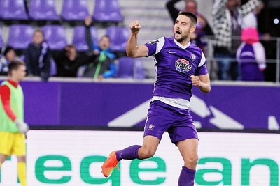 Dimitrij Nazarov feiert sein Traumtor.