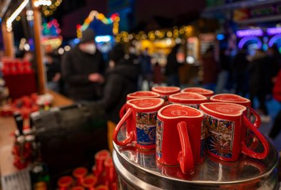 Auf dem Weihnachtsmarkt werden die benutzten Tassen von Helfern eingesammelt und ins Gebäude des Alten Archivs zwischen Rathaus 1 und 2 gebracht. Dort werden sie bei 80 Grad Celsius gespült.