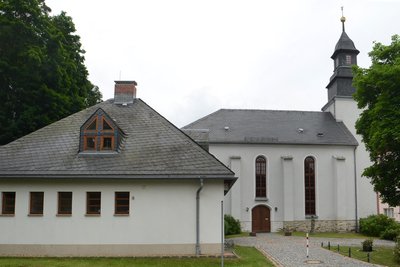 Die Nicolaikirche in Auerbach mit ihrem Anbau.