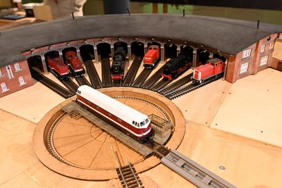 Die Drehscheibe mit Lokschuppen des Bahnhofs in Rochlitz im TT-Maßstab.