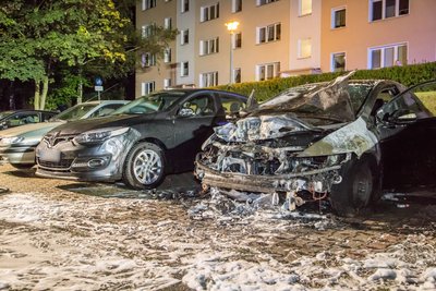 An den angrenzenden Pkw schmolzen die Plastikverkleidungen von Kotflügeln und Scheinwerfern.