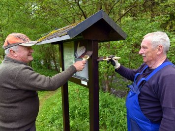 Frieder Bley und Karl-Heinz Dittmann beteiligten sich am Arbeitseinsatz.Foto: Carsten Steps
