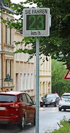 Seit Donnerstag wird in der Gerhard-Weck-Straße dauerhaft die Geschwindigkeit gemessen. 