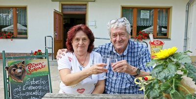 Helga und Peter Demisch betreiben seit 30 Jahren die Gaststätte im Hirschfelder Tierpark. 