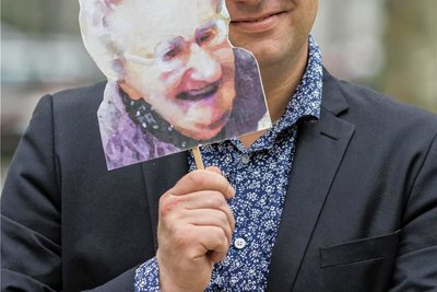 Autor Torsten Rohde präsentiert sich mit dem Bild der fiktiven Oma Renate. 