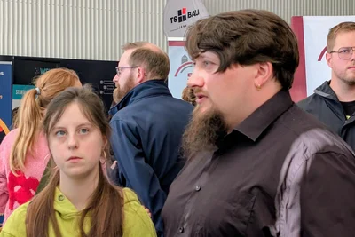 Arthur Jausch (r.) sucht nach einer optimalen Vereinbarung von Job und Familie.