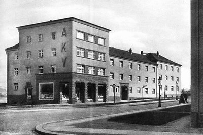 Die Siedlungen waren mit Konsum-Geschäften und Sozialeinrichtungen ausgestattet.