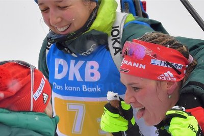 Während Franziska Preuß strahlt, muss Denise Herrmann nach einer kräftezehrenden Schlussrunde erst einmal kräftig durchpusten.