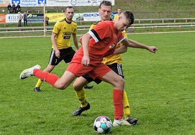Der FC Lößnitz - hier Zweifachtorschütze Luca Groß am Ball - hat sich gegen Spitzenreiter Handwerk Rabenstein durchgesetzt. 