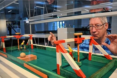 Ganz unpolitisch staunen kann man bei diesem Objekt: ein Einzelstück aus Deutschkatharinenberg im Erzgebirge. Laut Hans-Peter Hock entstand dieses außergewöhnliche Tischfußballspiel 1950. 