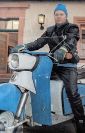 Der blaue Troll samt Anhänger war viele Jahre ein Hingucker auf dem Schlosshof. Der Roller wurde bis 1964 produziert. 