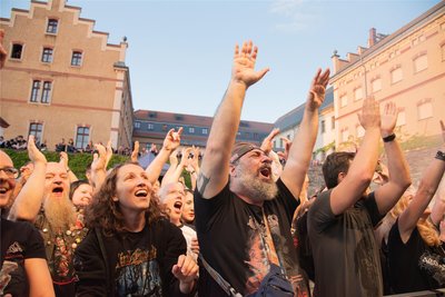 Langsam auf Temperatur: Die Besucher auf Schloss Voigtsberg feierten Blind Guardian nach kurzer Auftau-Phase standesgemäß ab!
