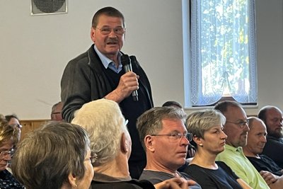 Dietrich Gelfert aus Dittmannsdorf wollte unter anderem wissen, wer die Verantwortung für eventuelle Gesundheitsschäden durch die geplanten Windkraftanlagen trage.