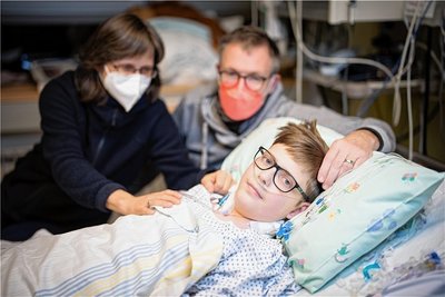 Ein wenig Atemunterstützung braucht Anton Kempe noch. Die Beatmung an der Herz-Lungen-Maschine im Uniklinikum Dresden hat dem 15-Jährigen das Leben gerettet. Seine Eltern Jana Kempe und Henry Blasche sind dankbar und glücklich. 