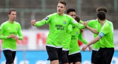 Die CFC-Fußballer jubeln nach dem 2:0-Sieg in Erfurt. Am heutigen Gründonnerstag werden die Kicker erneut in Grün auflaufen.