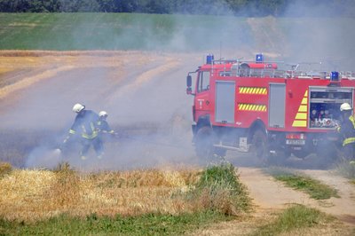 Durch die Hitze ist es auf einem Feld der Agrar GmbH Kunnerstein bei Augustusburg zum Brand in einem gerade abgeernteten Wintergersteschlag gekommen.