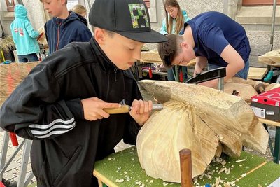 Vincent (12) aus Schwarzenberg wagt sich an ein Großprojekt heran. Er schnitzt eine besondere Muschel.