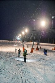 Am Anfang der Steigfellmetzelei wartet gleich der dickste Brocken: Der Aufstieg unter der Seilbahn zum Fichtelbergplateau. Später geht es neben den Schleppliften etwas gemäßigter zu.