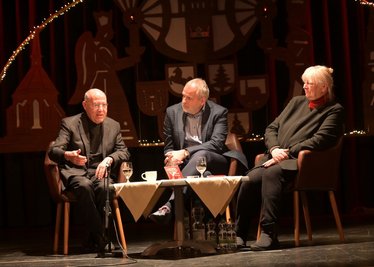 Gregor Gysi, Rico Gebhardt und Barbara Drechsel (v.li.) bei der Podiumsdiskussion am Freitagabend im Bürgergarten in Stollberg.