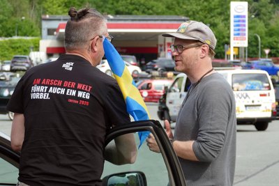 Organisator Tim Schäfer (rechts) im Gespräch mit einem Teilnehmer.