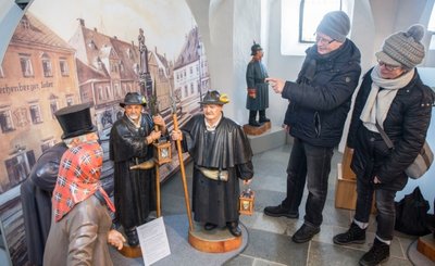 Hier sind Marktfrau, Ratsherr und Nachtwächter vor der historischen Marktkulisse im Gespräch. 