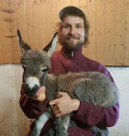 Tierpfleger Peter Hömke und der bisher namenlose Amerikanische Miniesel.