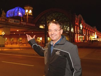 Enrico Oswald, Geschäftsführer der LEC GmbH, vorm Hauptbahnhof in Dresden. 
