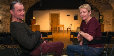 Anna Silke Röder und Andreas Unglaub sitzen im leeren Zuschauerraum. Erneut musste ihr Schlosstheater in Augustusburg schließen. Jetzt sind beide vorerst nach Madeira geflüchtet. 