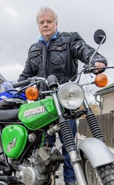 Mit der grünen Simson S 50 nahm Jörg Thiele aus Bärenstein seit 2016 an den Wintertreffen im Schloss Augustusburg teil. Fürs Jubiläumstreffen schraubte er an einem AWO-Gespann. Das bleibt nun stehen.