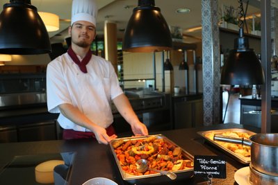 Maurice Sändig zeigt das Bio-Essen.